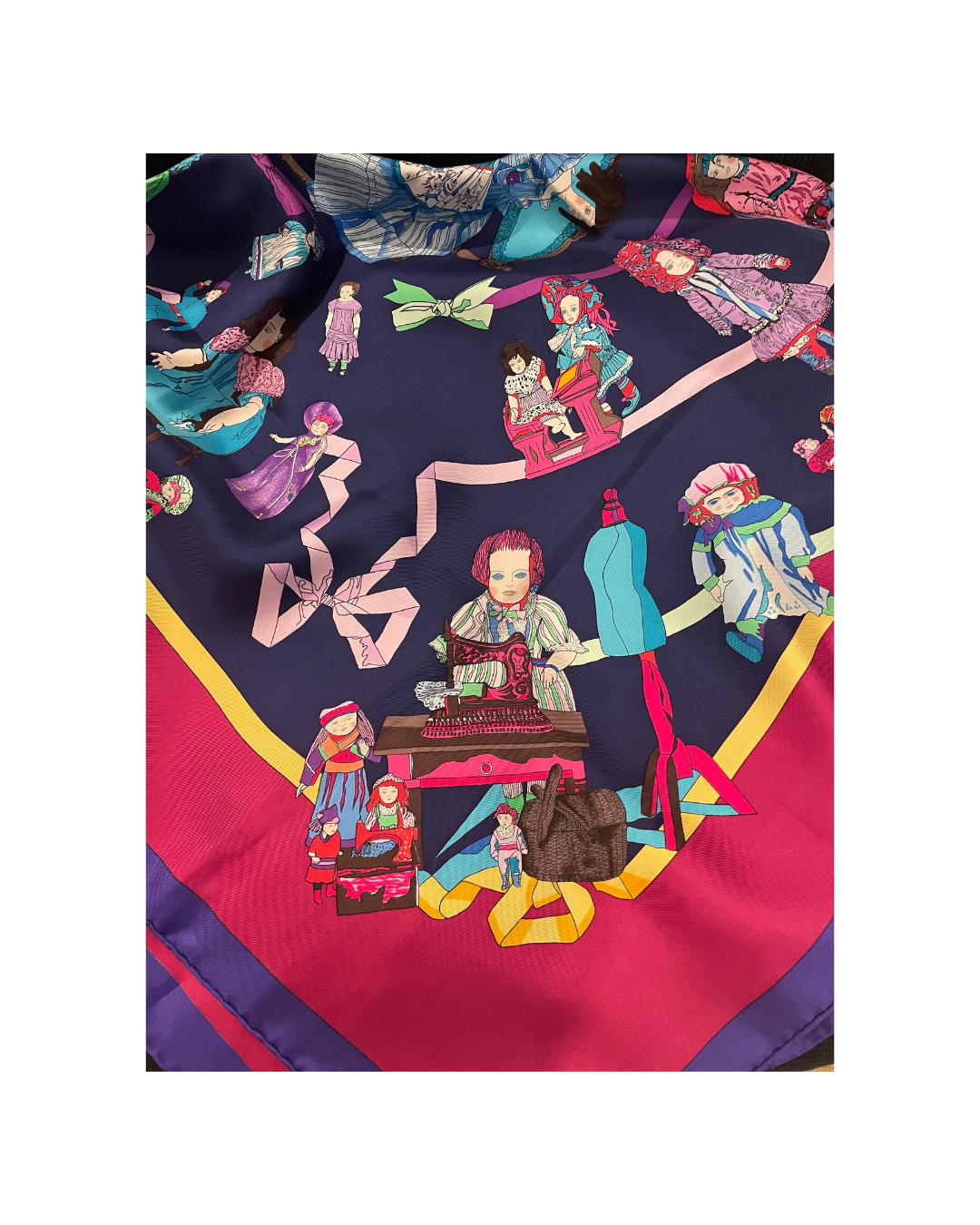 'Hello Dolly' Carré Hermès en soie détail